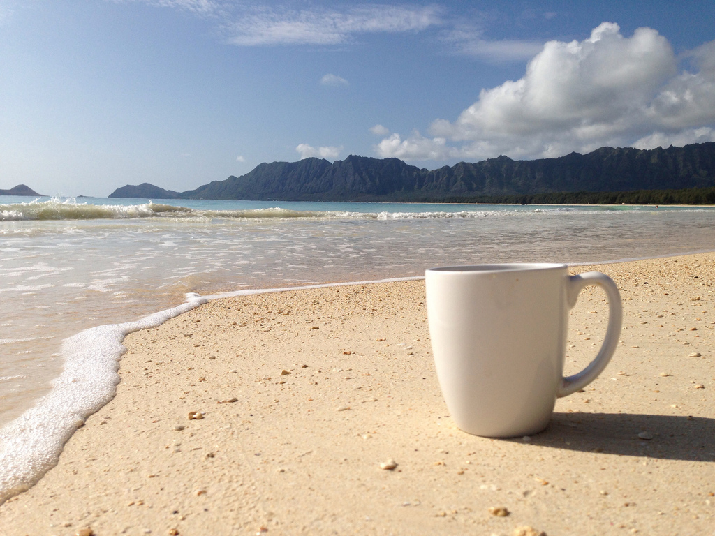 Утро буда. Кофе и море. Чашка кофе на берегу океана. Чашка кофе на море. Кофе на берегу моря.